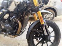 Black Triumph Scrambler 400 X