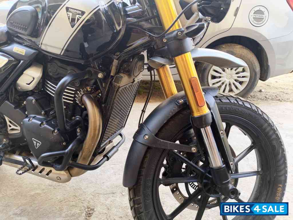 Black Triumph Scrambler 400 X