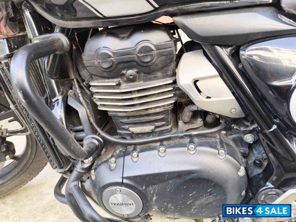 Black Triumph Scrambler 400 X