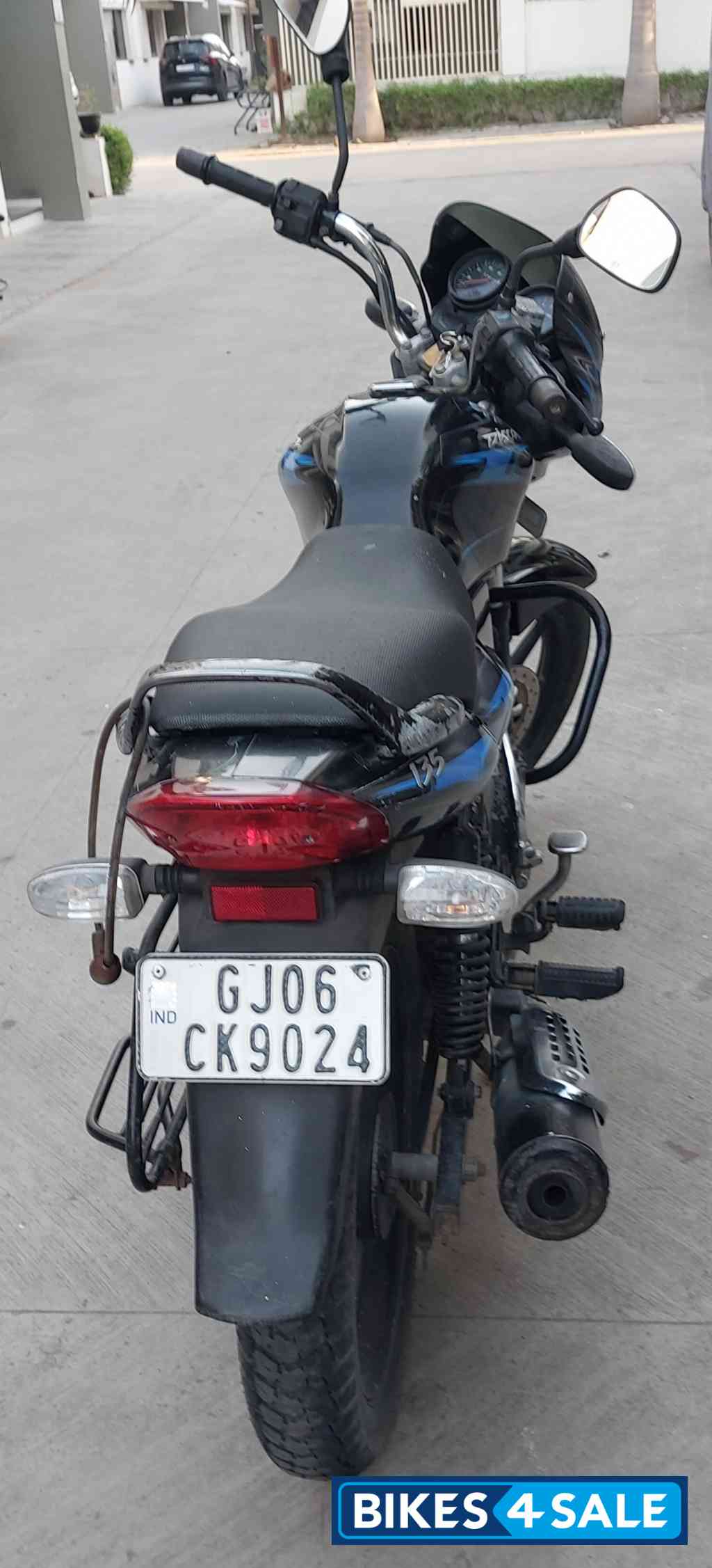 Black Blue Bajaj Discover DTSi 135