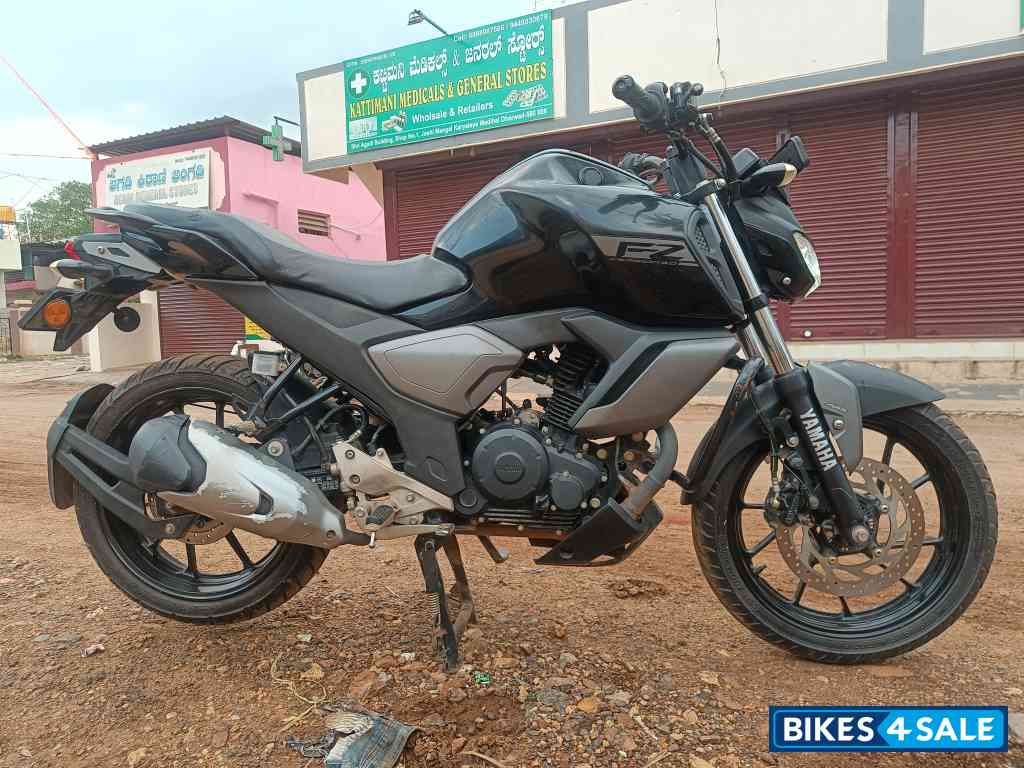 Black Yamaha FZ