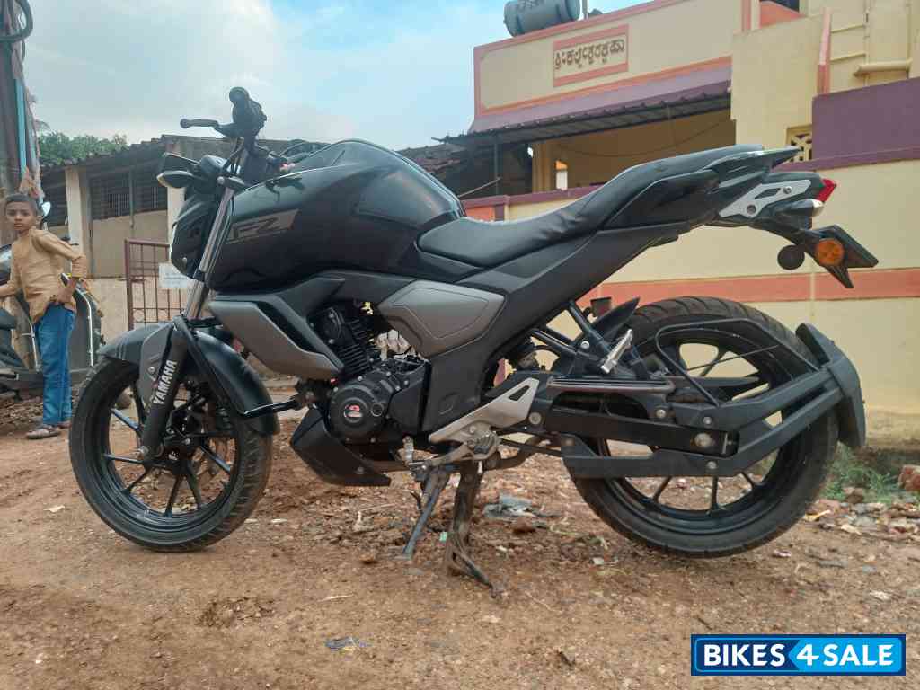 Black Yamaha FZ Black Yamaha FZ