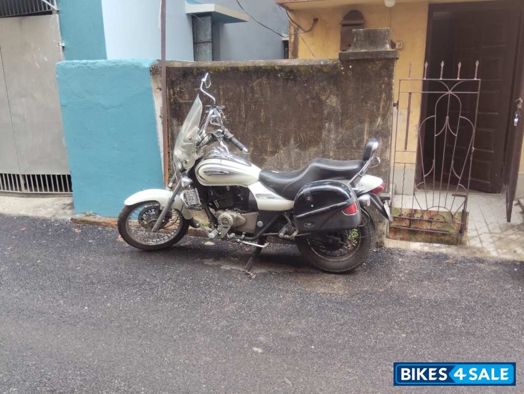 Moonlight White Bajaj Avenger Cruise 220