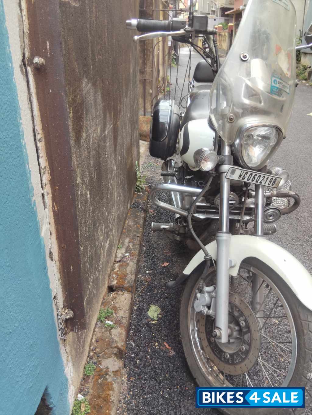 Moonlight White Bajaj Avenger Cruise 220