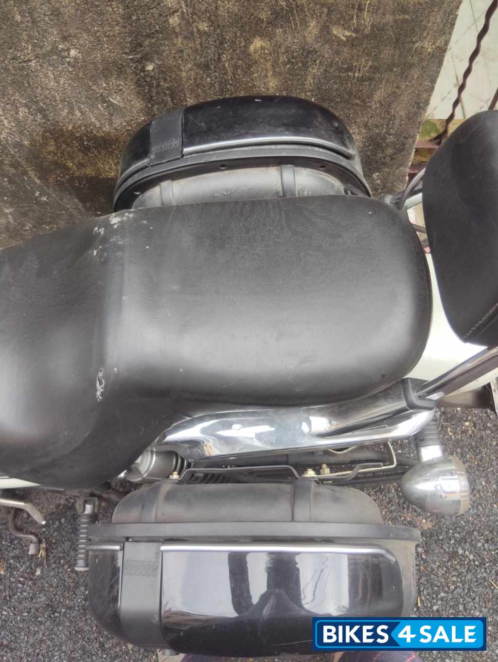 Moonlight White Bajaj Avenger Cruise 220