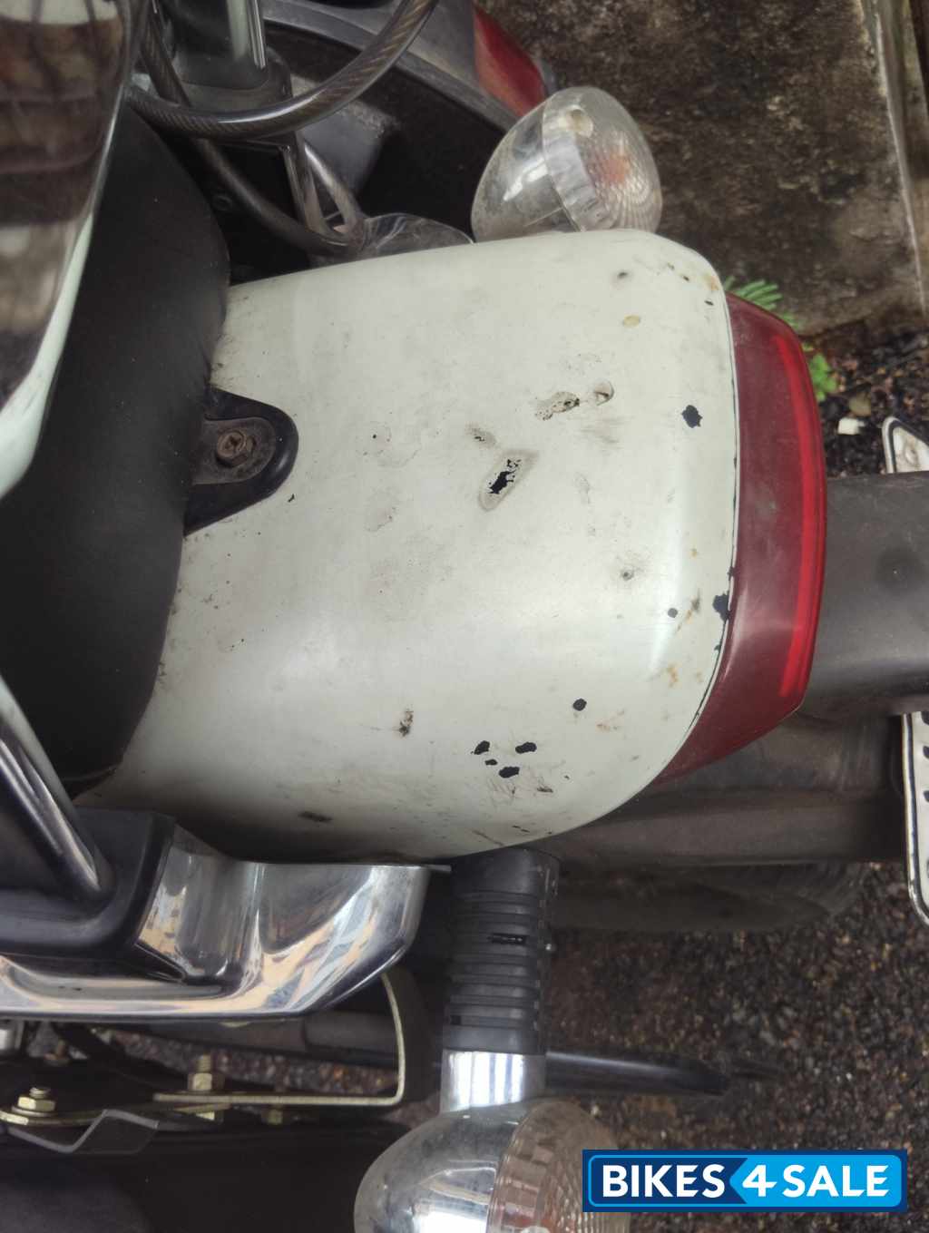 Moonlight White Bajaj Avenger Cruise 220