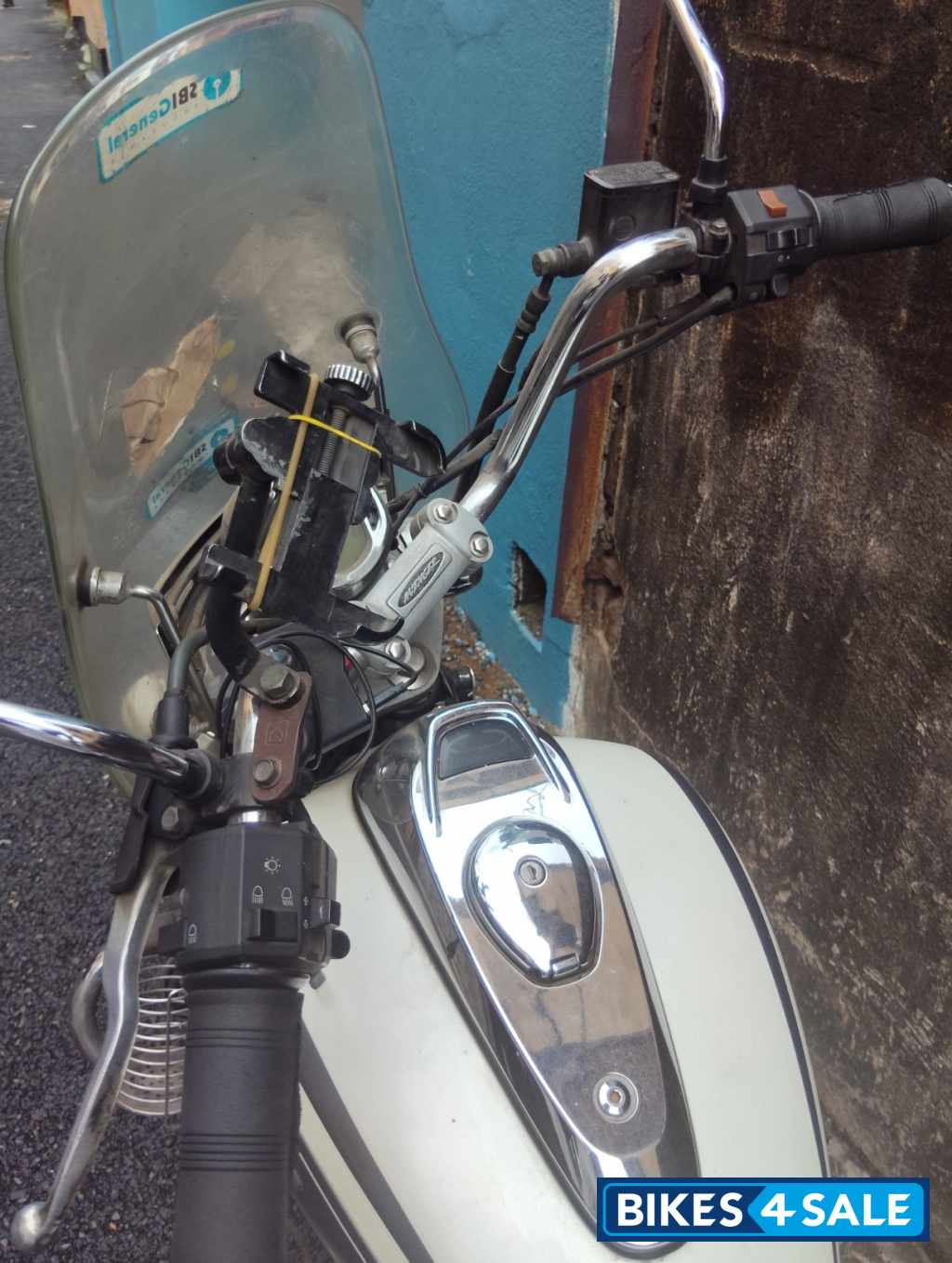 Moonlight White Bajaj Avenger Cruise 220