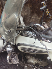 Moonlight White Bajaj Avenger Cruise 220