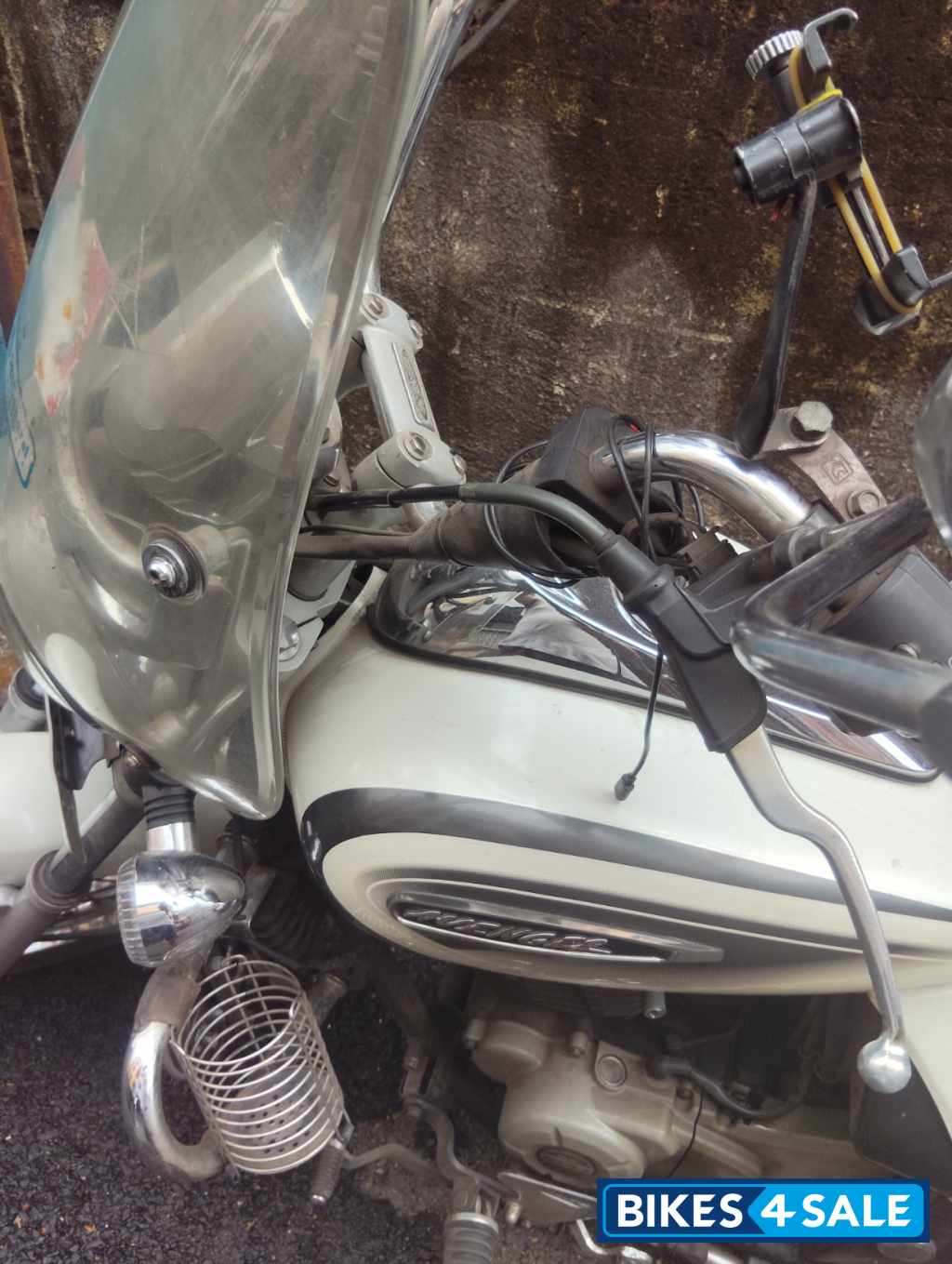 Moonlight White Bajaj Avenger Cruise 220