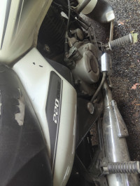 Moonlight White Bajaj Avenger Cruise 220