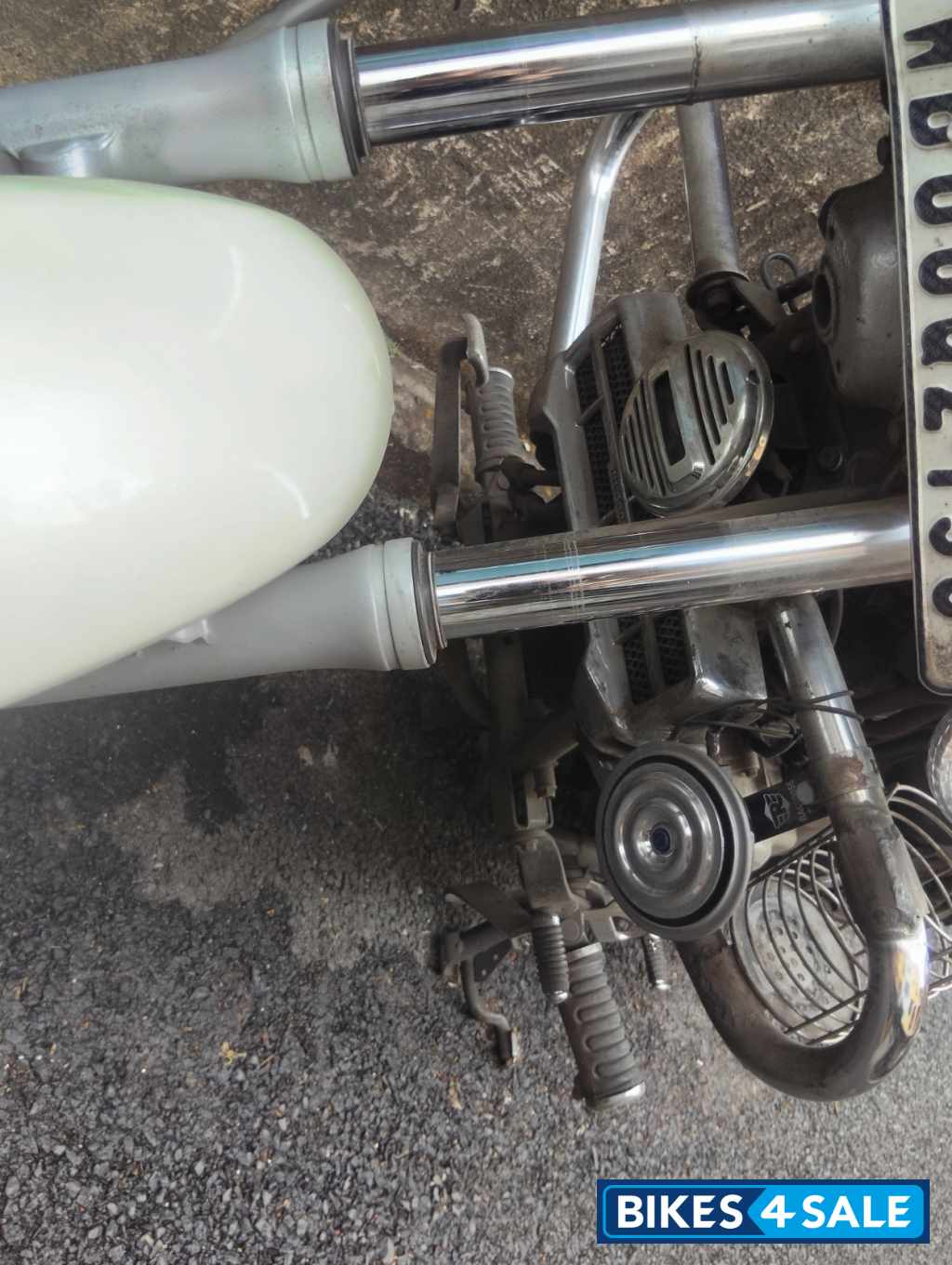 Moonlight White Bajaj Avenger Cruise 220