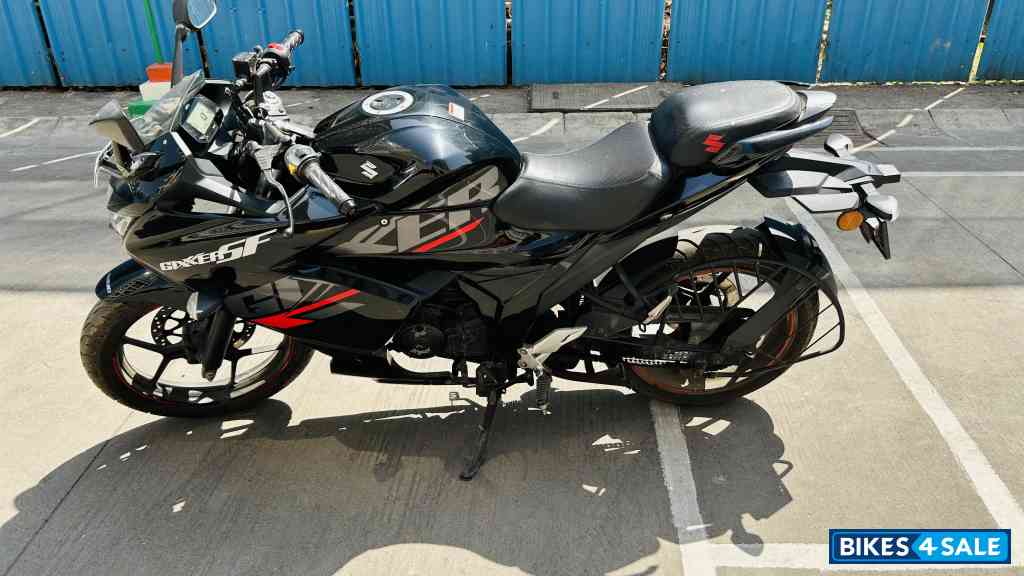 Black Suzuki Gixxer SF