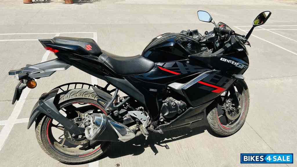 Black Suzuki Gixxer SF