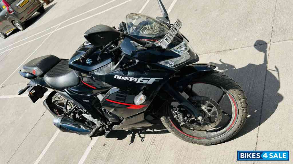 Black Suzuki Gixxer SF