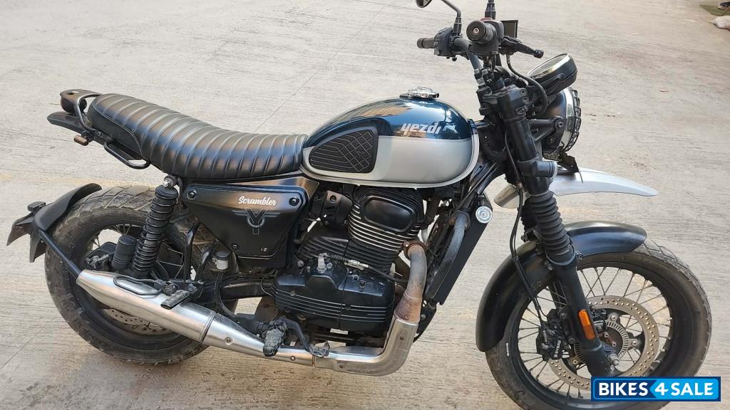 Mean Green Yezdi Scrambler Dual Tone Mean Green Yezdi Scrambler Dual Tone