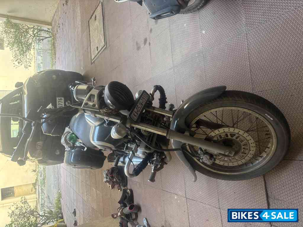 Black Bajaj Avenger Cruise 220