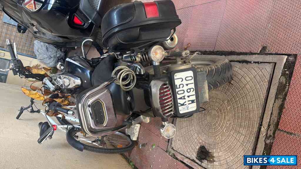 Black Bajaj Avenger Cruise 220