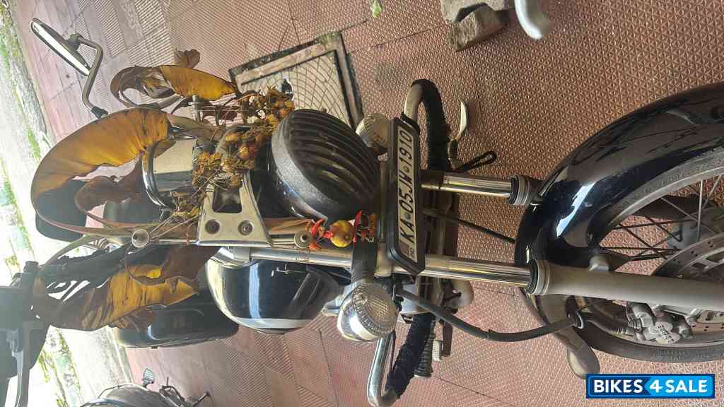 Black Bajaj Avenger Cruise 220