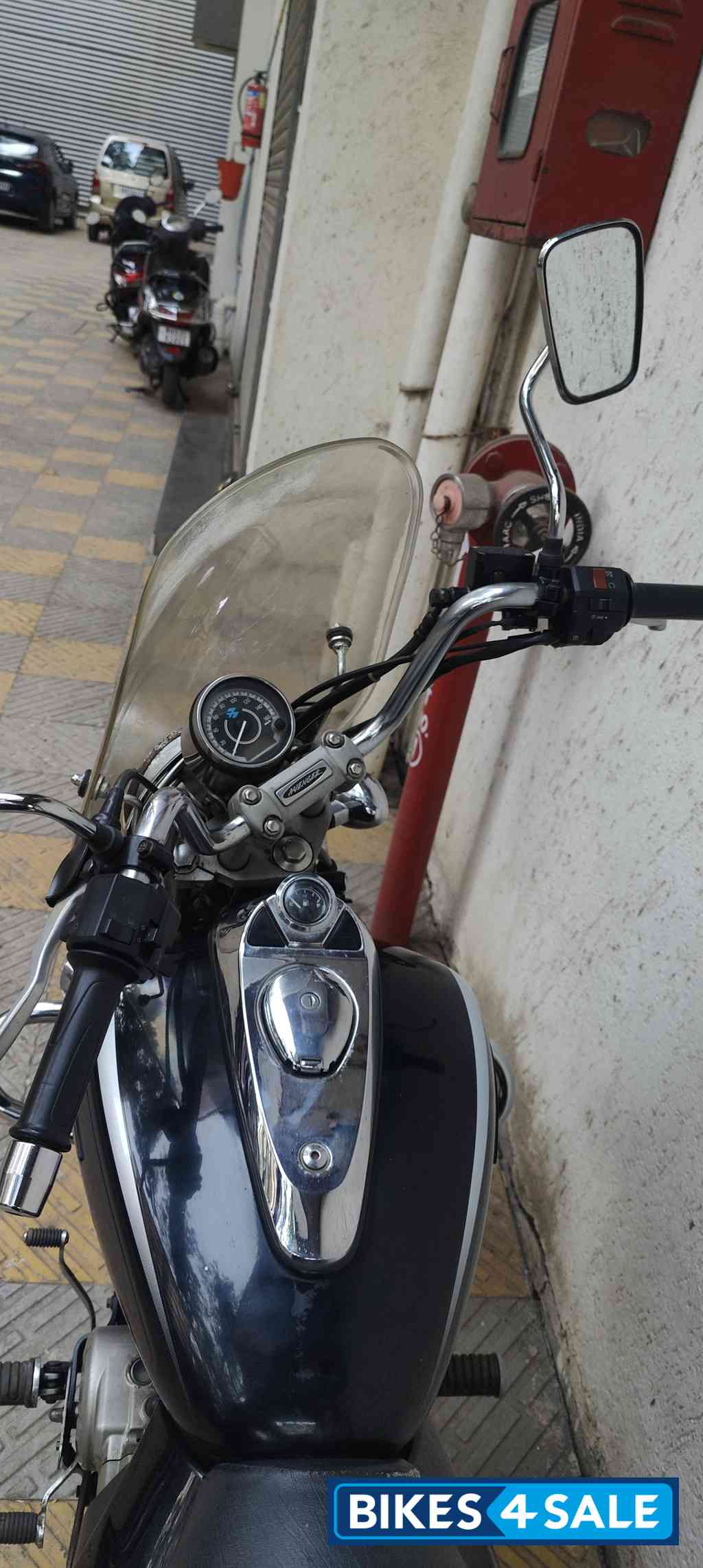 Ebony Black Bajaj Avenger Cruise 220 Ebony Black Bajaj Avenger Cruise 220