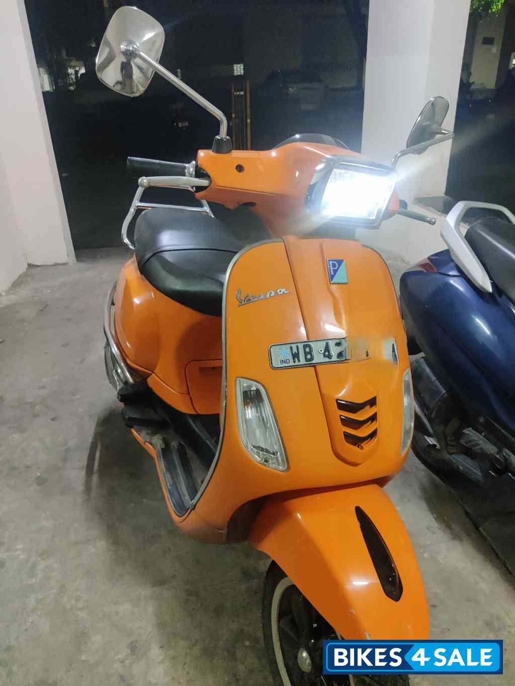 Orange Vespa SXL 125 FL 20