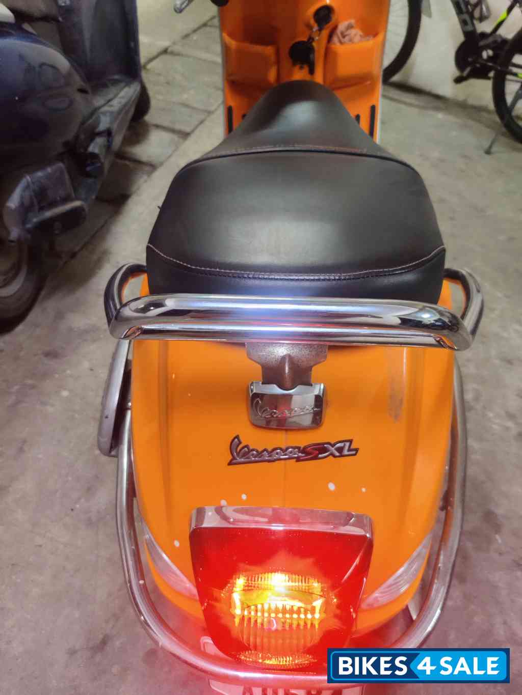 Orange Vespa SXL 125 FL 20