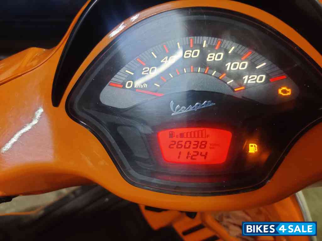 Orange Vespa SXL 125 FL 20