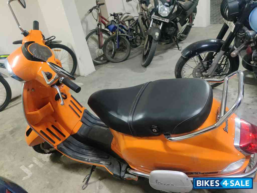Orange Vespa SXL 125 FL 20