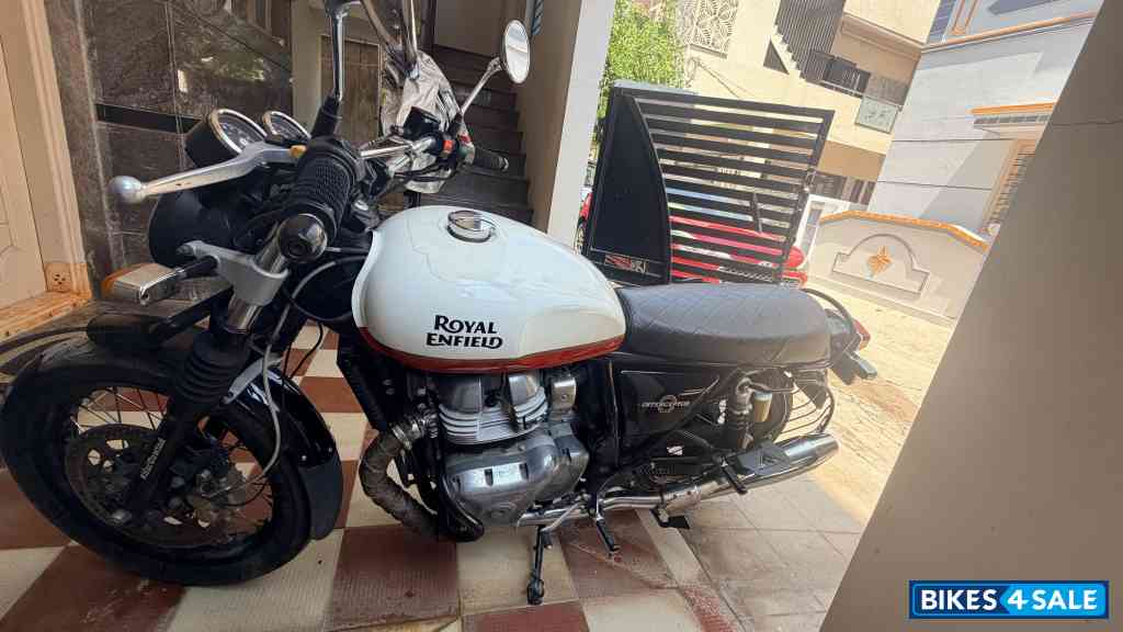 White Red Royal Enfield Interceptor 650 Twin