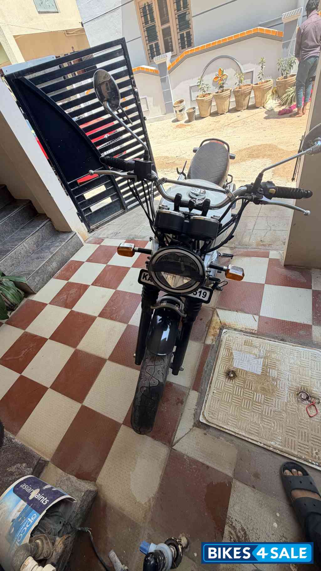 White Red Royal Enfield Interceptor 650 Twin