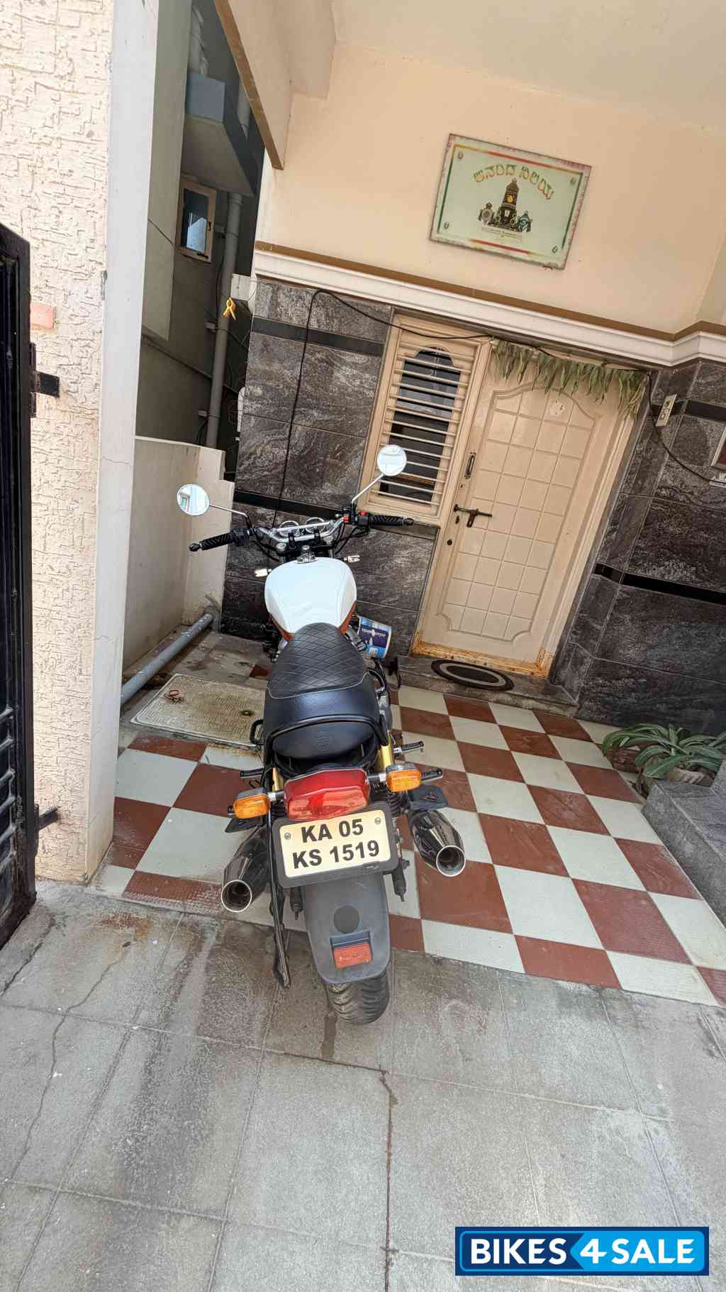White Red Royal Enfield Interceptor 650 Twin