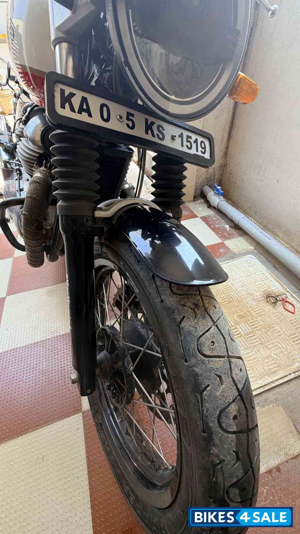 White Red Royal Enfield Interceptor 650 Twin