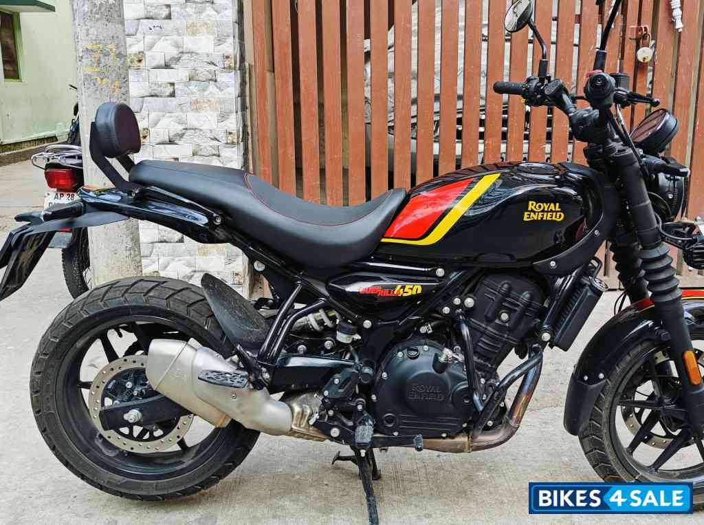 Playa Black Royal Enfield Guerrilla 450 Dash