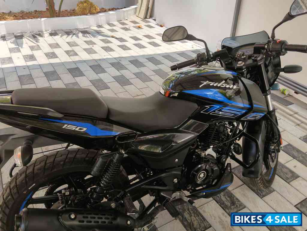 Black And Blue Bajaj Pulsar 150 Twin Disc BS6