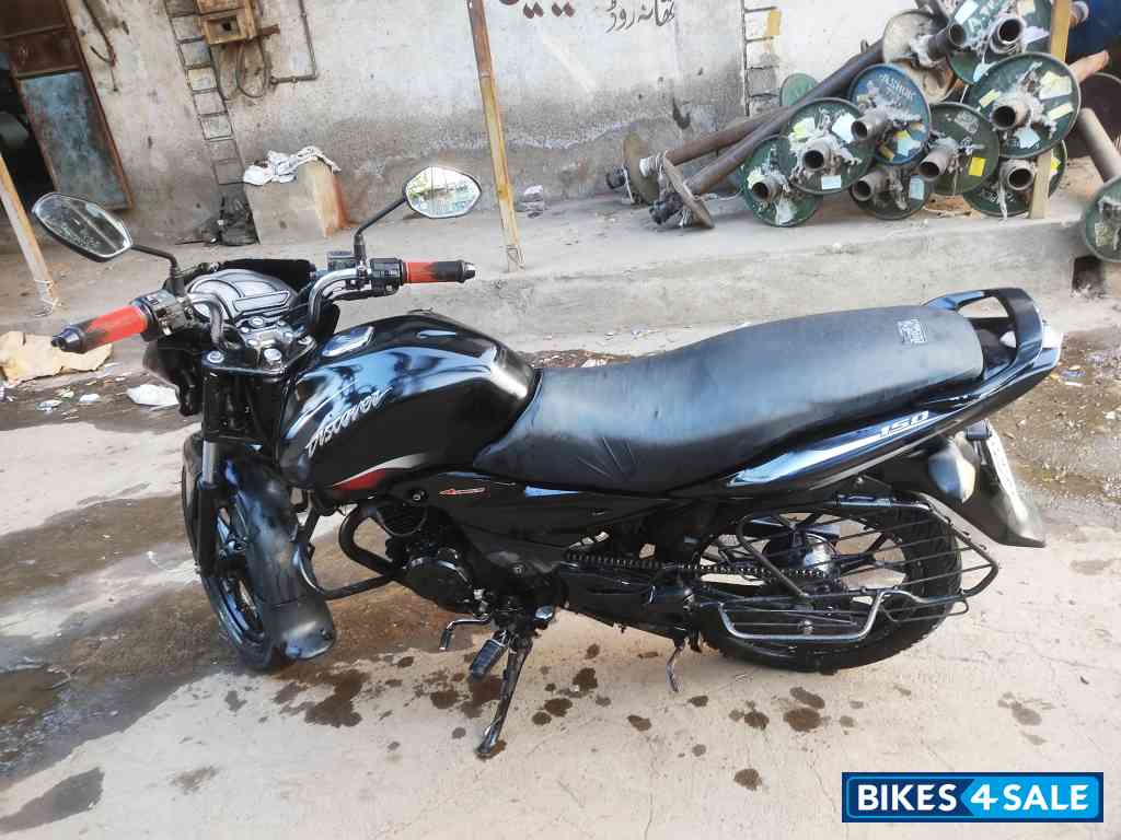 Black Bajaj Discover 150 S Black Bajaj Discover 150 S