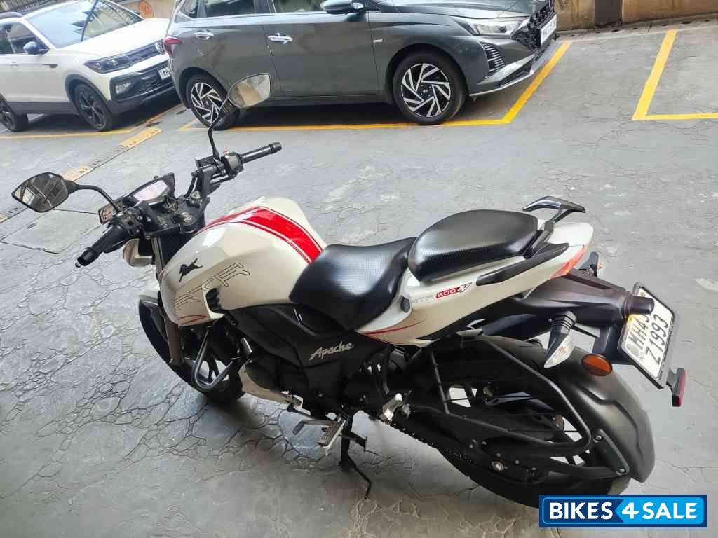 White TVS Apache RTR 200 4V ABS