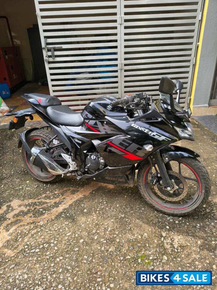 Black Suzuki Gixxer SF