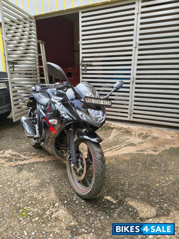 Black Suzuki Gixxer SF Black Suzuki Gixxer SF