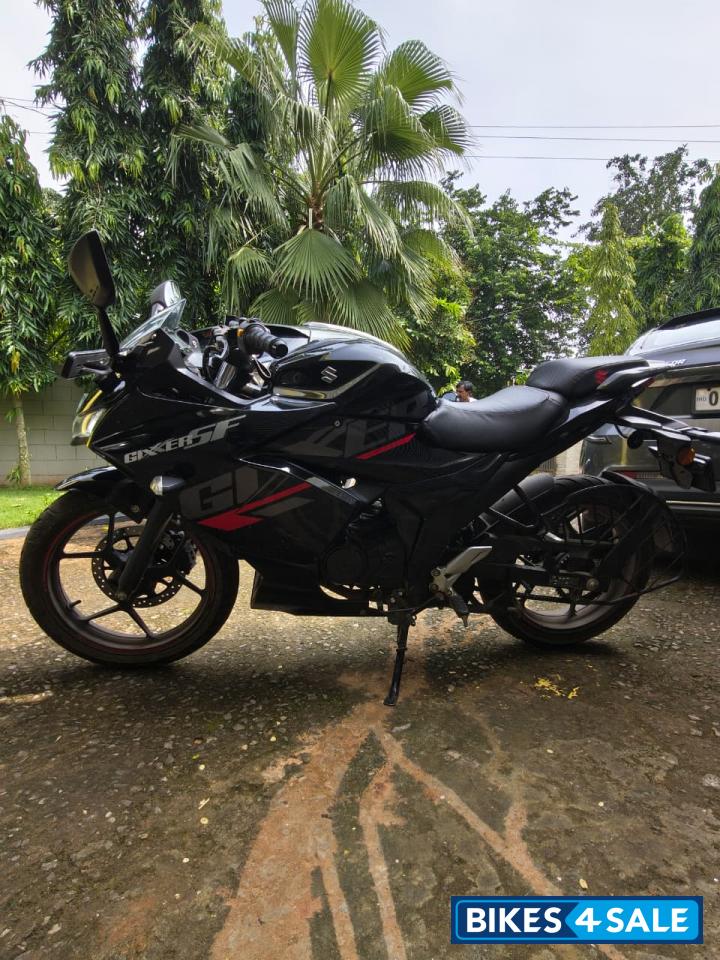 Black Suzuki Gixxer SF Black Suzuki Gixxer SF