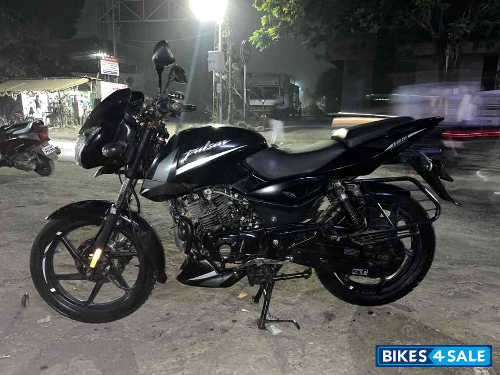 Bajaj Pulsar 125 Split Seat Bajaj Pulsar 125 Split Seat