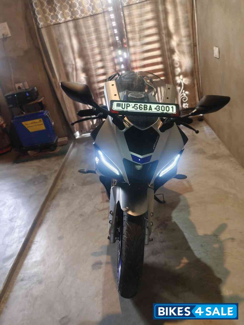 White Matallic C Yamaha R15M