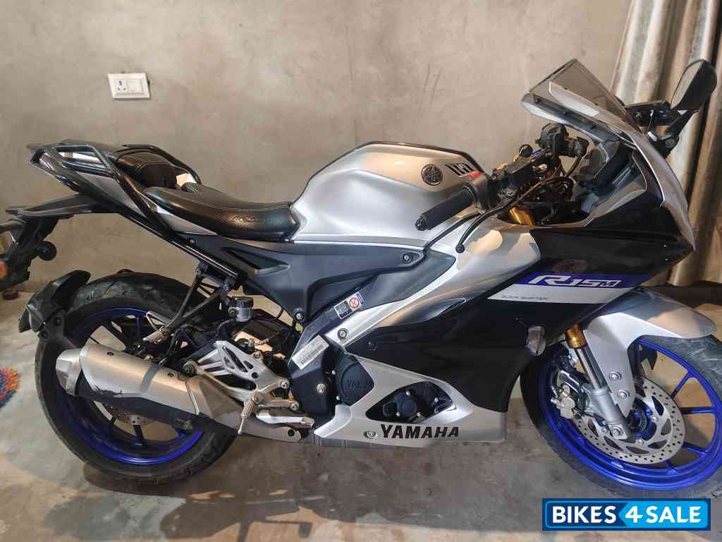 White Matallic C Yamaha R15M