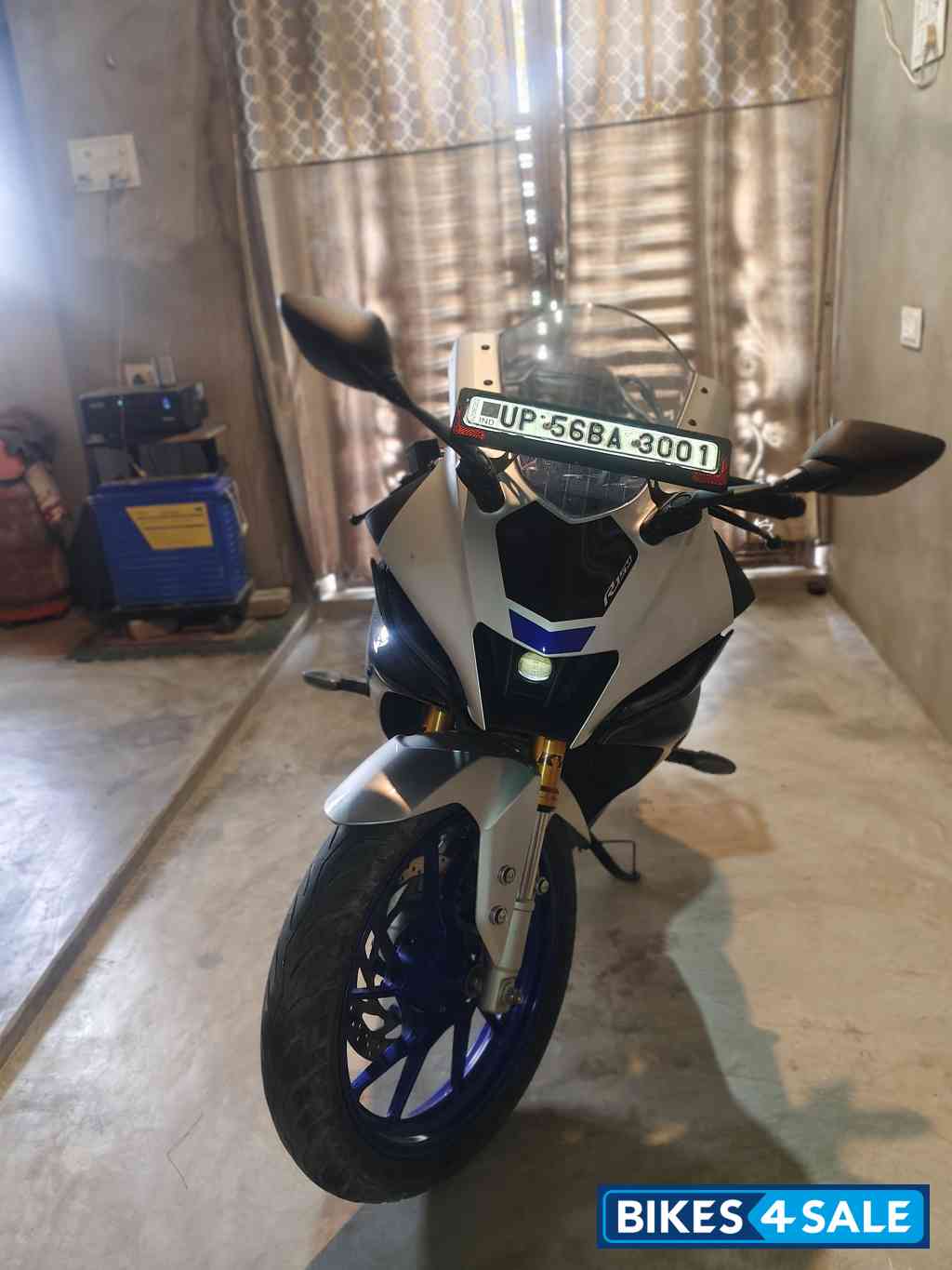 White Matallic C Yamaha R15M