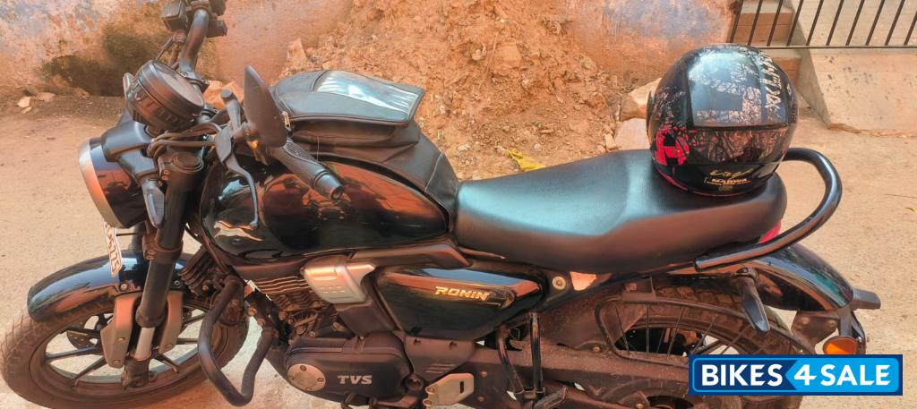 Black TVS Ronin SS