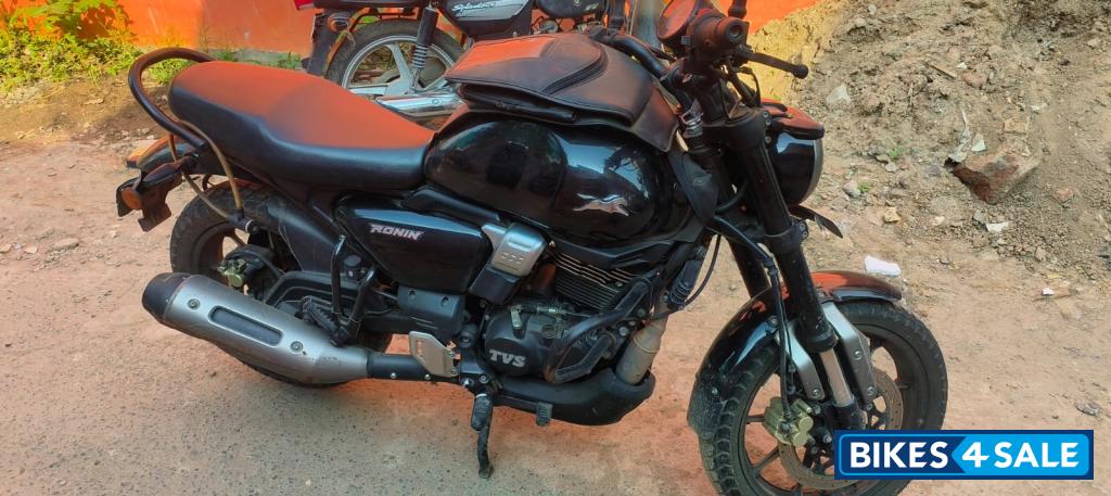 Black TVS Ronin SS Black TVS Ronin SS