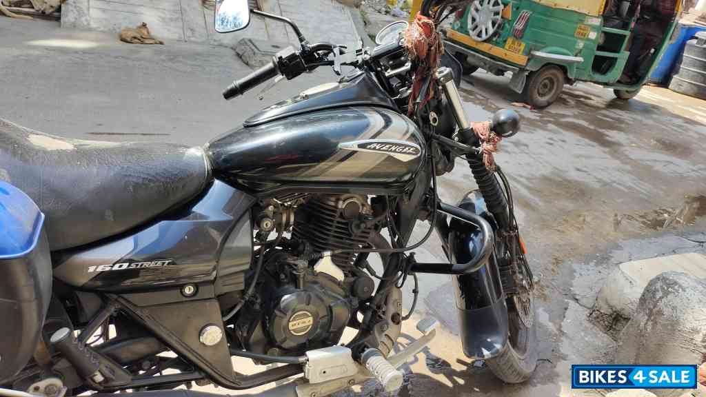 Black Bajaj Avenger Street 160 BS6 Black Bajaj Avenger Street 160 BS6