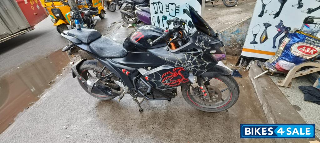 Black Suzuki Gixxer SF