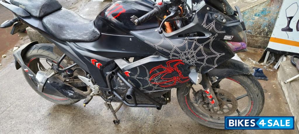 Black Suzuki Gixxer SF