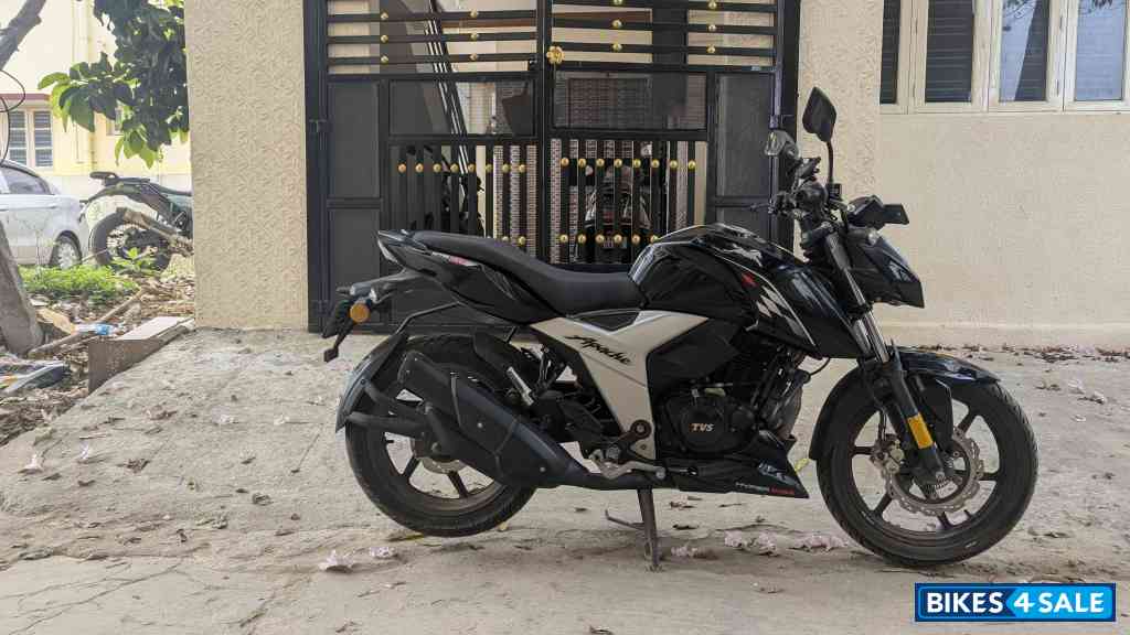 Black TVS Apache RTR 160 4V BS6