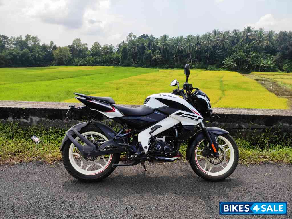 White Bajaj Pulsar NS 160 BS6