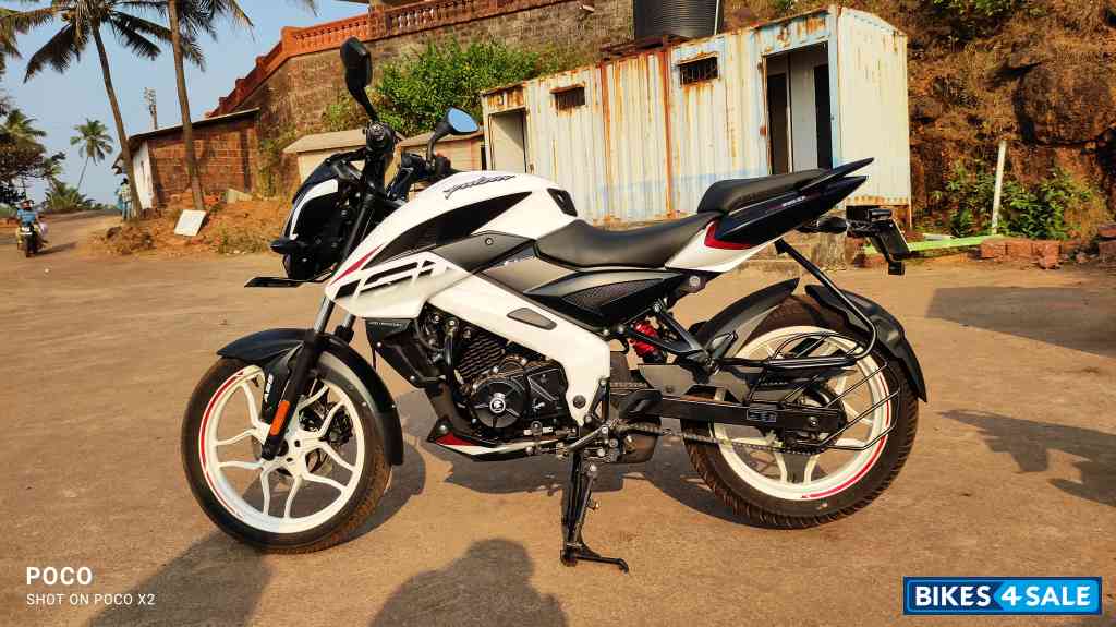 White Bajaj Pulsar NS 160 BS6